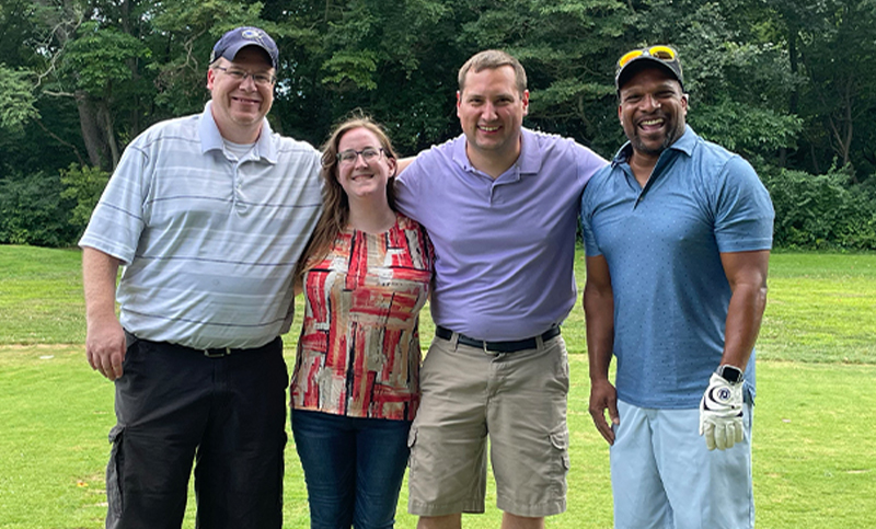 Illinois Mutual employees golfing