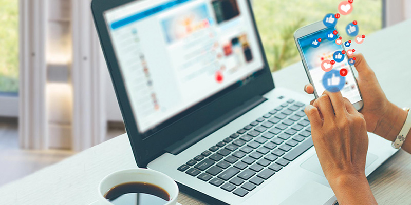 hand holding cell phone