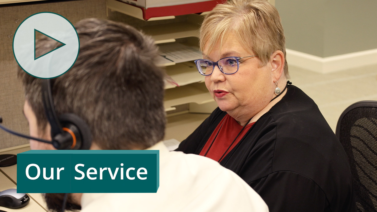 An Illinois Mutual employee coaching a coworker