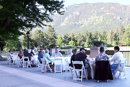 agent leaders trip attendees at breakfast with the mountains in the background thumbnail