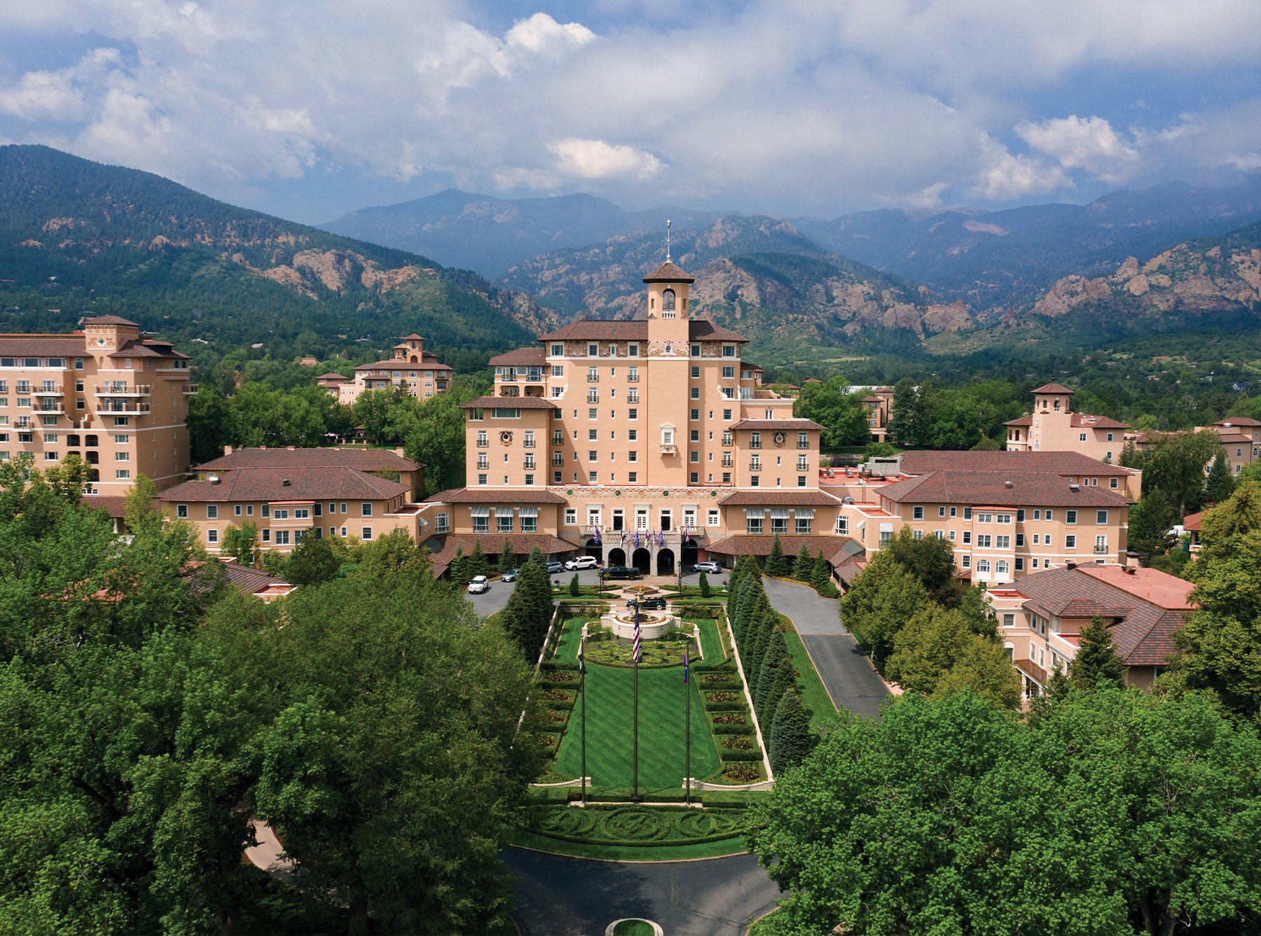 Image of the Broadmoor hotel resort