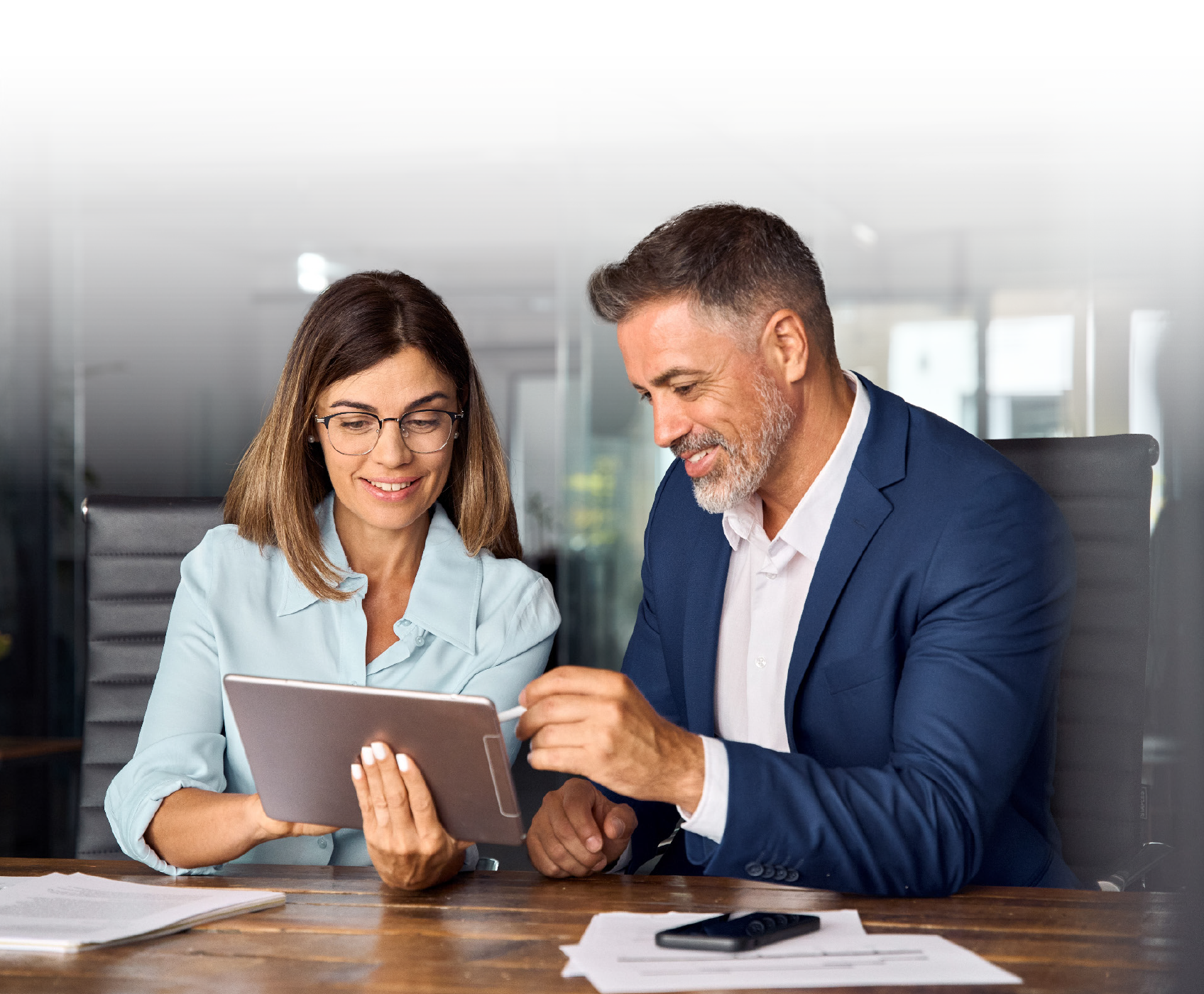 di-image4cc98217-1644-4f5e-a1a6-a228c4e6680b image of agent and customer sitting at a desk