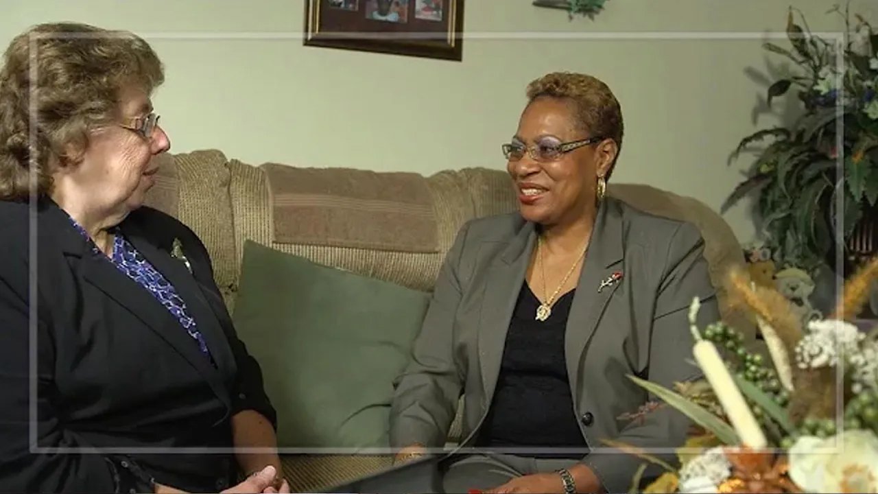 MeetLinda Illinois Mutual policyowner, Linda, meeting with her agent
